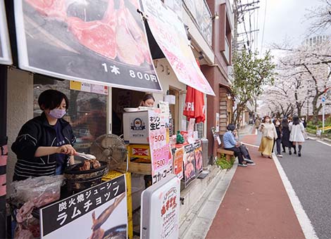 目黒川店はお花見シーズン限定で屋台を出店