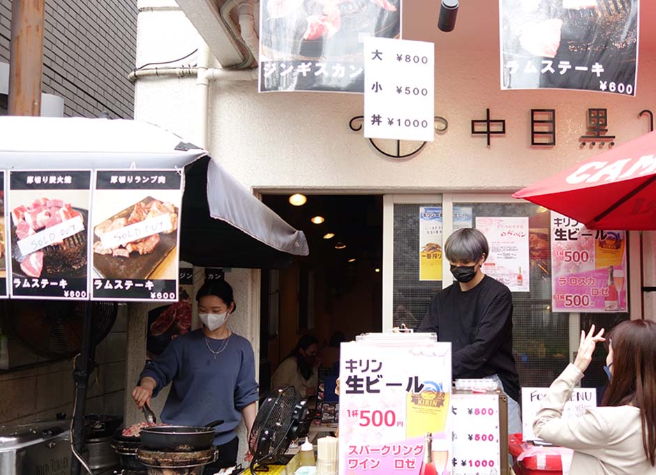 スタッフがこだわりの炭火とジンギスカン鍋で丁寧にお焼きします♪